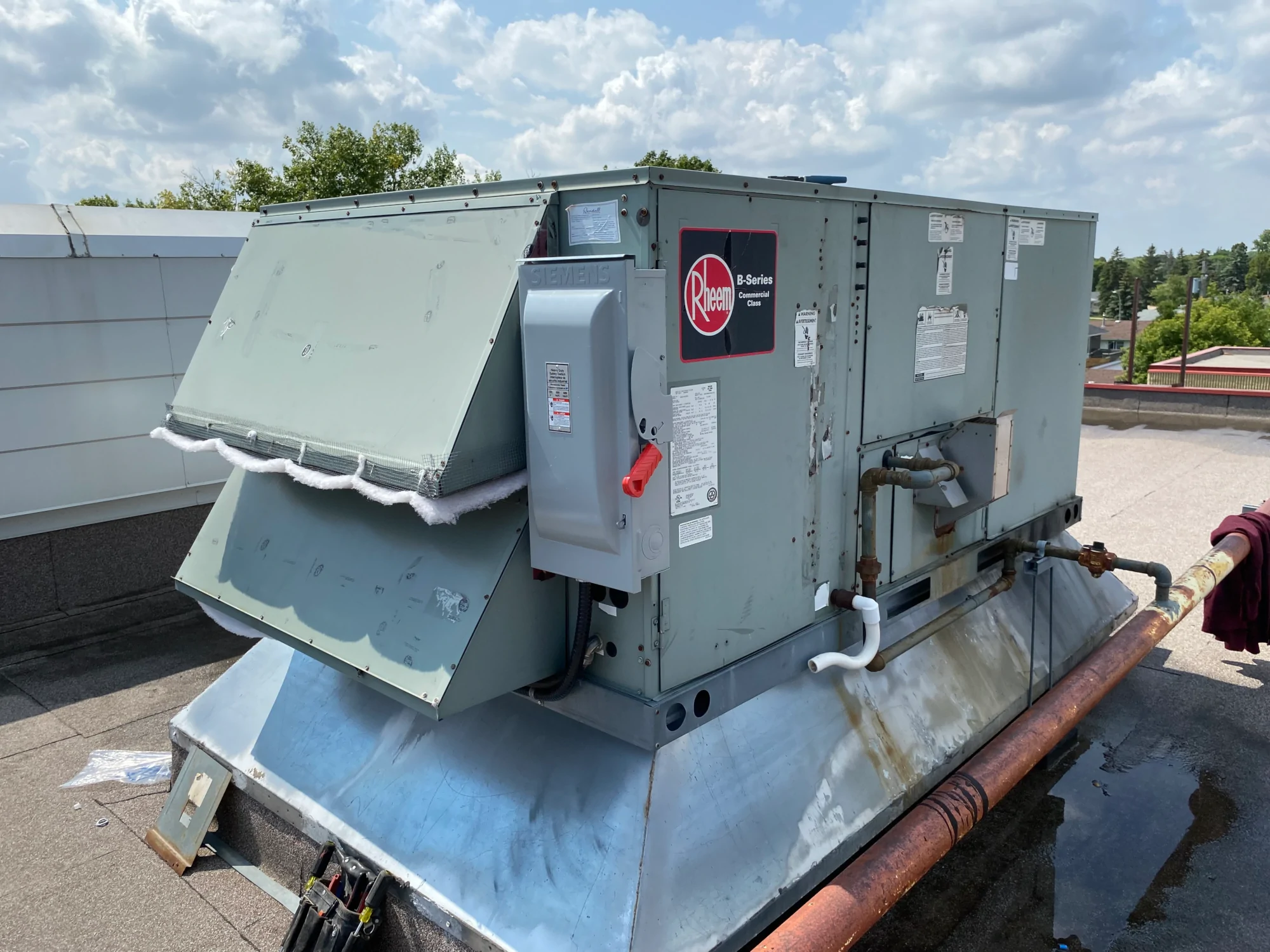 Siemens Three Pole Disconnect Fused Rheem B-Series Commercial Class Rooftop Unit RTU Electrical Connection LiORA Electric Manitoba Electrical Contractor